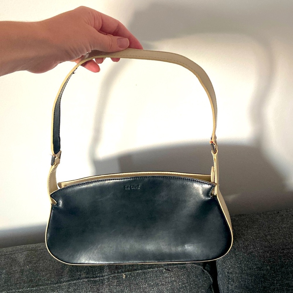 Vintage black and cream minimalist shoulder bag with lime green interior 🍋‍🟩